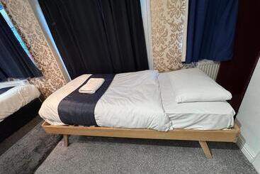 پانسیون All Seasons Gatwick Guest House & Parking