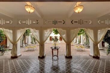 استراحتگاه Saraca Hotel Lucknow
