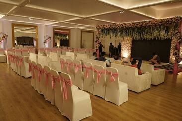 استراحتگاه Saraca Hotel Lucknow