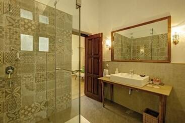 استراحتگاه Saraca Hotel Lucknow