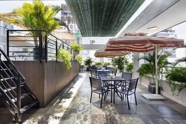 Maple Leaf Hotel & Apartment