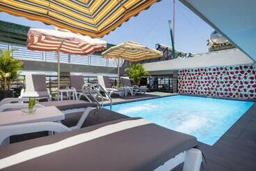 Maple Leaf Hotel & Apartment