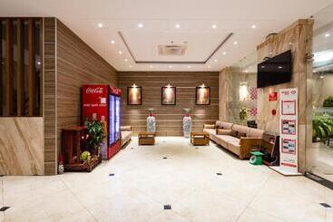 Maple Leaf Hotel & Apartment