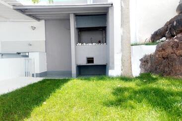تختخواب و صبحانه Villa White House