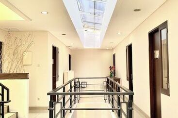 هتل Behomy Corner Eight Lippo Karawaci