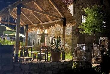 پانسیون Guesthouse Kujtimi