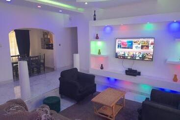 تختخواب و صبحانه Crystal Homes Air Bnb