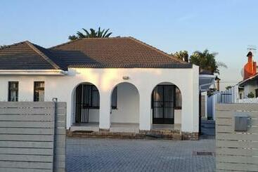 تختخواب و صبحانه Haresca Luxury Accommodation Parow