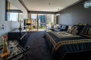 هتل Designer Suites   Versace On View