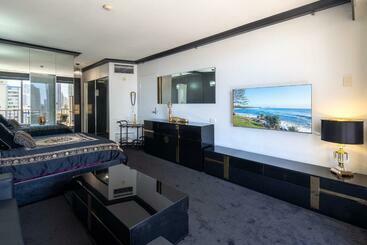 هتل Designer Suites   Versace On View