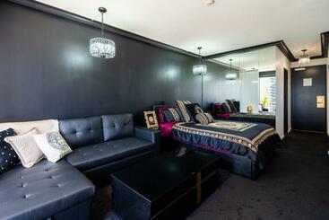 هتل Designer Suites   Versace On View