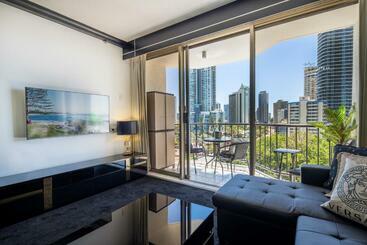 هتل Designer Suites   Versace On View