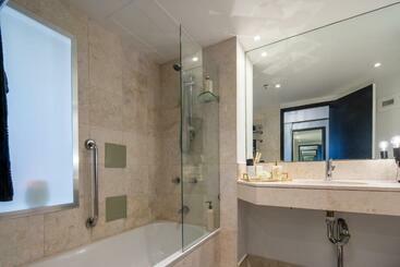 هتل Designer Suites   Versace On View