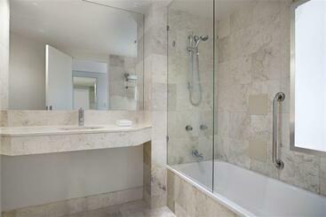 هتل Designer Suites   Versace On View