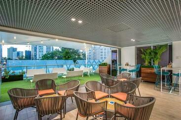 هتل Designer Suites   Versace On View