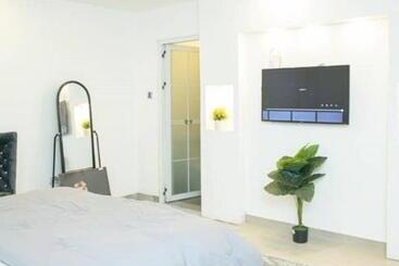 هتل Seven Brothers Apartments