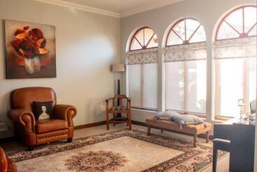تختخواب و صبحانه Mind Body Soul Guesthouse On Featherbrooke Estate, Krugersdorp, South Africa