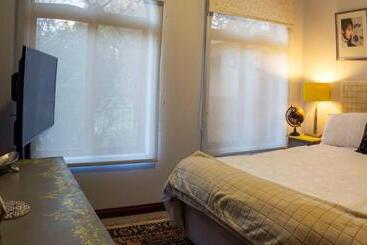 تختخواب و صبحانه Mind Body Soul Guesthouse On Featherbrooke Estate, Krugersdorp, South Africa