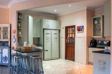 تختخواب و صبحانه Mind Body Soul Guesthouse On Featherbrooke Estate, Krugersdorp, South Africa