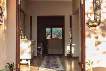 تختخواب و صبحانه Mind Body Soul Guesthouse On Featherbrooke Estate, Krugersdorp, South Africa