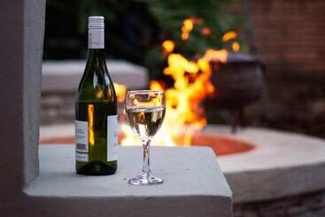 تختخواب و صبحانه Mind Body Soul Guesthouse On Featherbrooke Estate, Krugersdorp, South Africa
