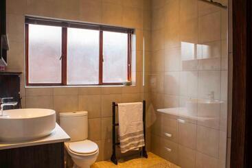 تختخواب و صبحانه Mind Body Soul Guesthouse On Featherbrooke Estate, Krugersdorp, South Africa
