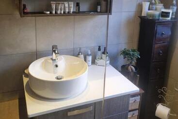 تختخواب و صبحانه Mind Body Soul Guesthouse On Featherbrooke Estate, Krugersdorp, South Africa