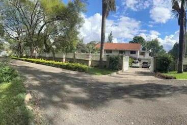 تختخواب و صبحانه Nyumbani Palace Arusha