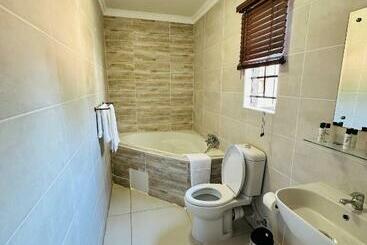 تختخواب و صبحانه Live Inn Luxury Suites