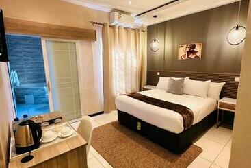تختخواب و صبحانه Live Inn Luxury Suites