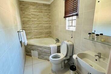تختخواب و صبحانه Live Inn Luxury Suites