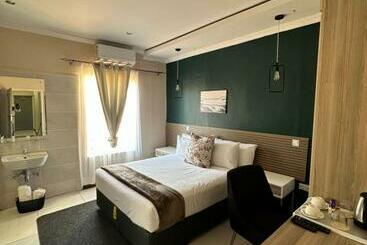 تختخواب و صبحانه Live Inn Luxury Suites