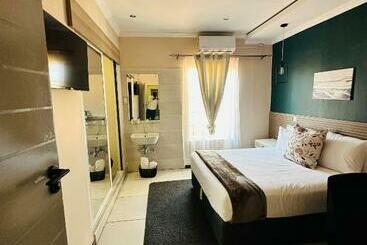 تختخواب و صبحانه Live Inn Luxury Suites