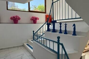 تختخواب و صبحانه Marquis Blue