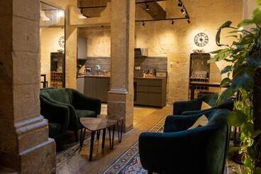 تختخواب و صبحانه Babel Suites