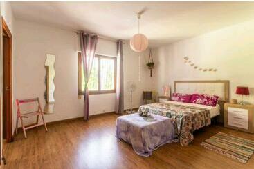 تختخواب و صبحانه Cmlove Purple Room