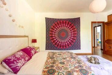 تختخواب و صبحانه Cmlove Purple Room