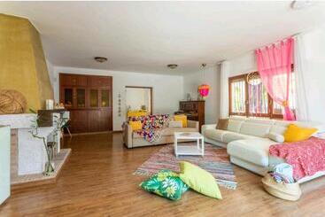 تختخواب و صبحانه Cmlove Purple Room