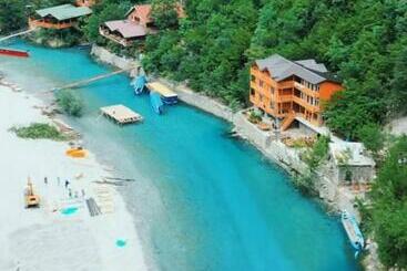 تختخواب و صبحانه Livadhi Guesthouse Komani Lake
