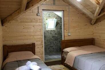 تختخواب و صبحانه Livadhi Guesthouse Komani Lake