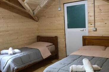 تختخواب و صبحانه Livadhi Guesthouse Komani Lake