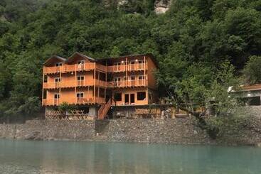 تختخواب و صبحانه Livadhi Guesthouse Komani Lake