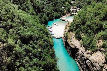 تختخواب و صبحانه Livadhi Guesthouse Komani Lake