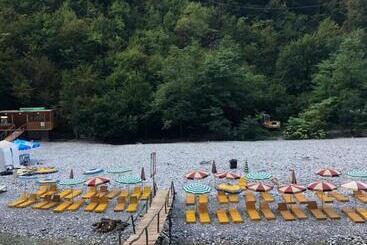 تختخواب و صبحانه Livadhi Guesthouse Komani Lake