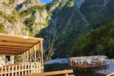 تختخواب و صبحانه Livadhi Guesthouse Komani Lake