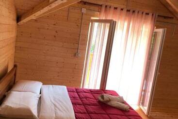 تختخواب و صبحانه Livadhi Guesthouse Komani Lake