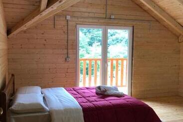 تختخواب و صبحانه Livadhi Guesthouse Komani Lake