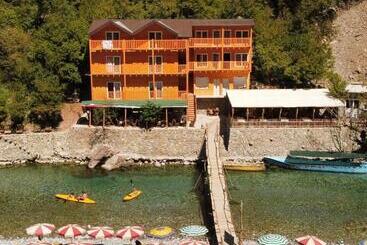 تختخواب و صبحانه Livadhi Guesthouse Komani Lake