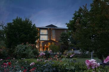 هتل Welcomheritage Grand, Srinagar