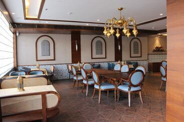 هتل Welcomheritage Grand, Srinagar